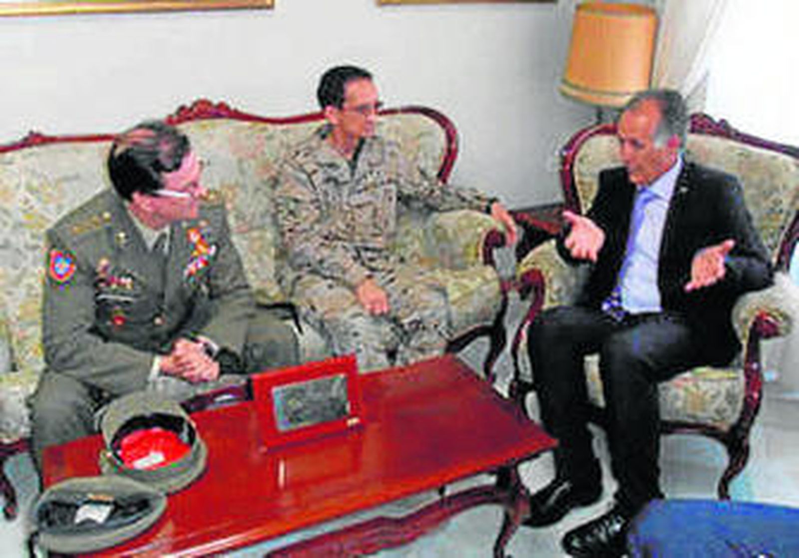 Imagen de la visita del gobernador militar al Consistorio.