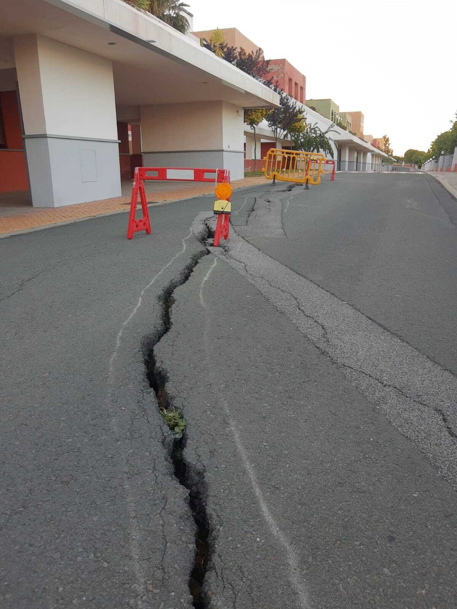 Otra imagen en la que se aprecia la extensión de la grieta.