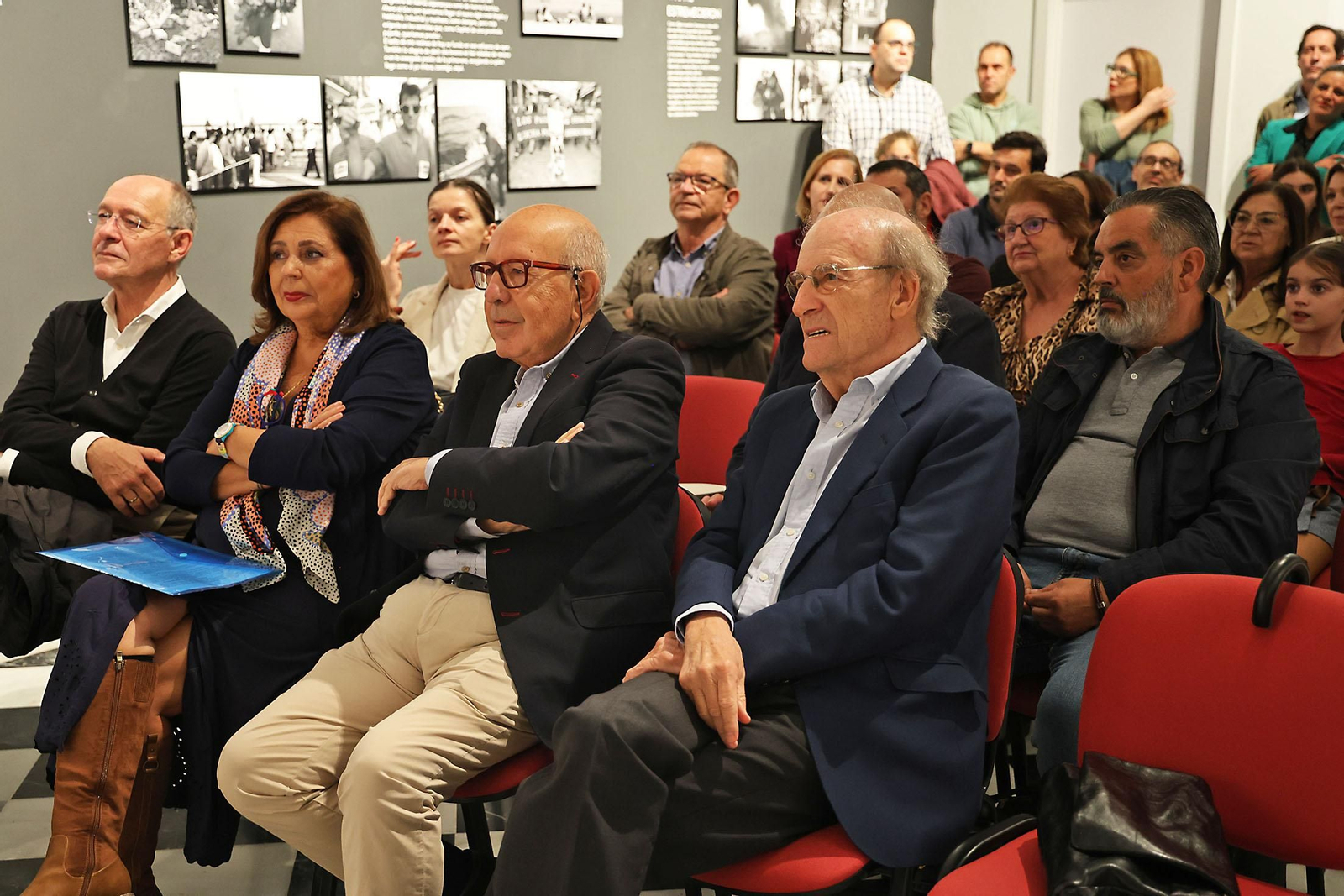 Inauguración la exposición 'Noventa Veces Huelva', una selección de fotografías de fotoperiodista Miguel Vázquez