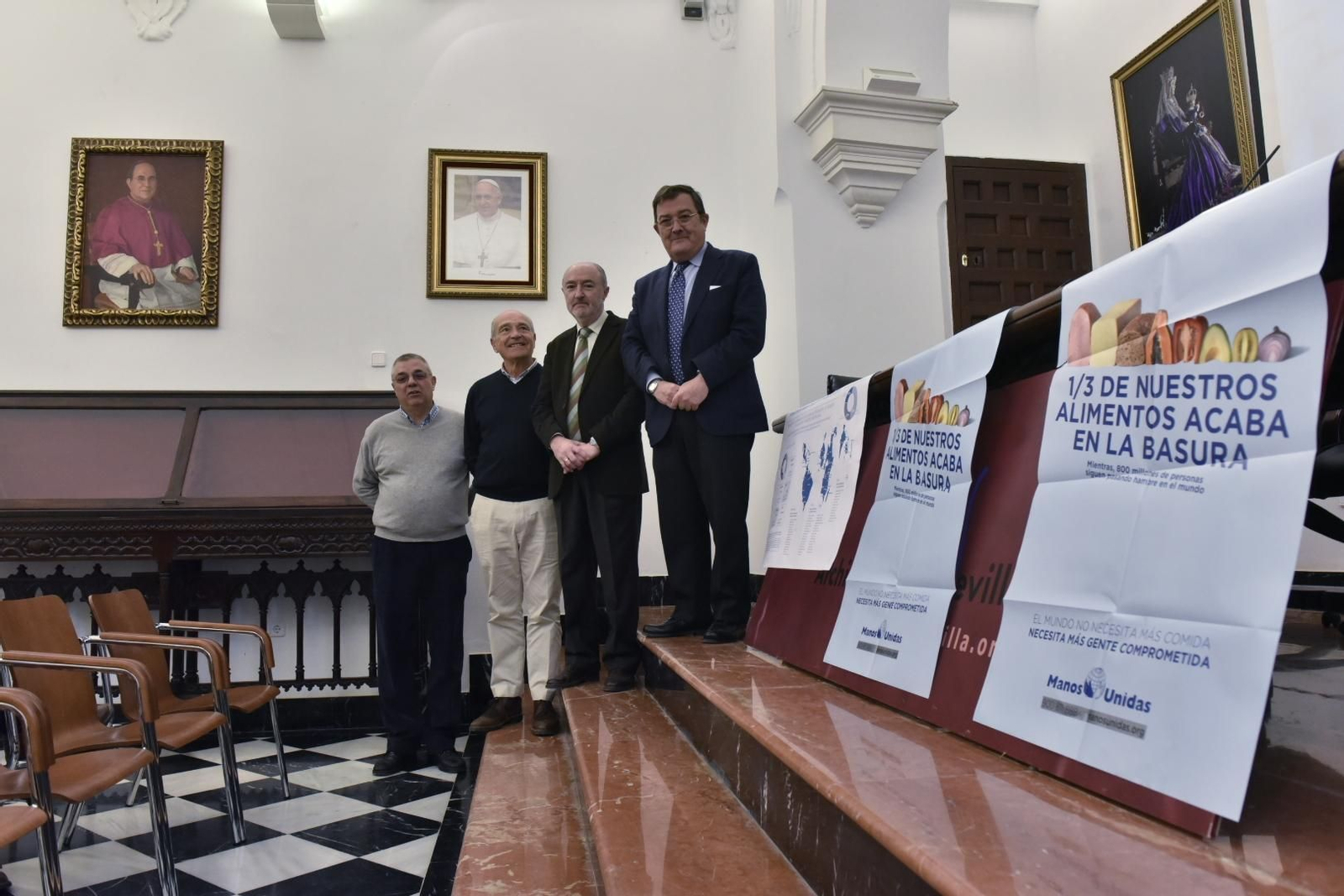 Sainz de la Maza junto a los diputados de caridad.