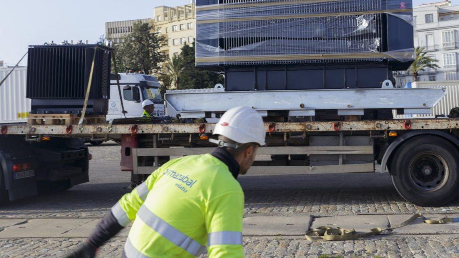Los componentes del futuro sistema OPS se encontraba ayer ya en el puerto de Cádiz