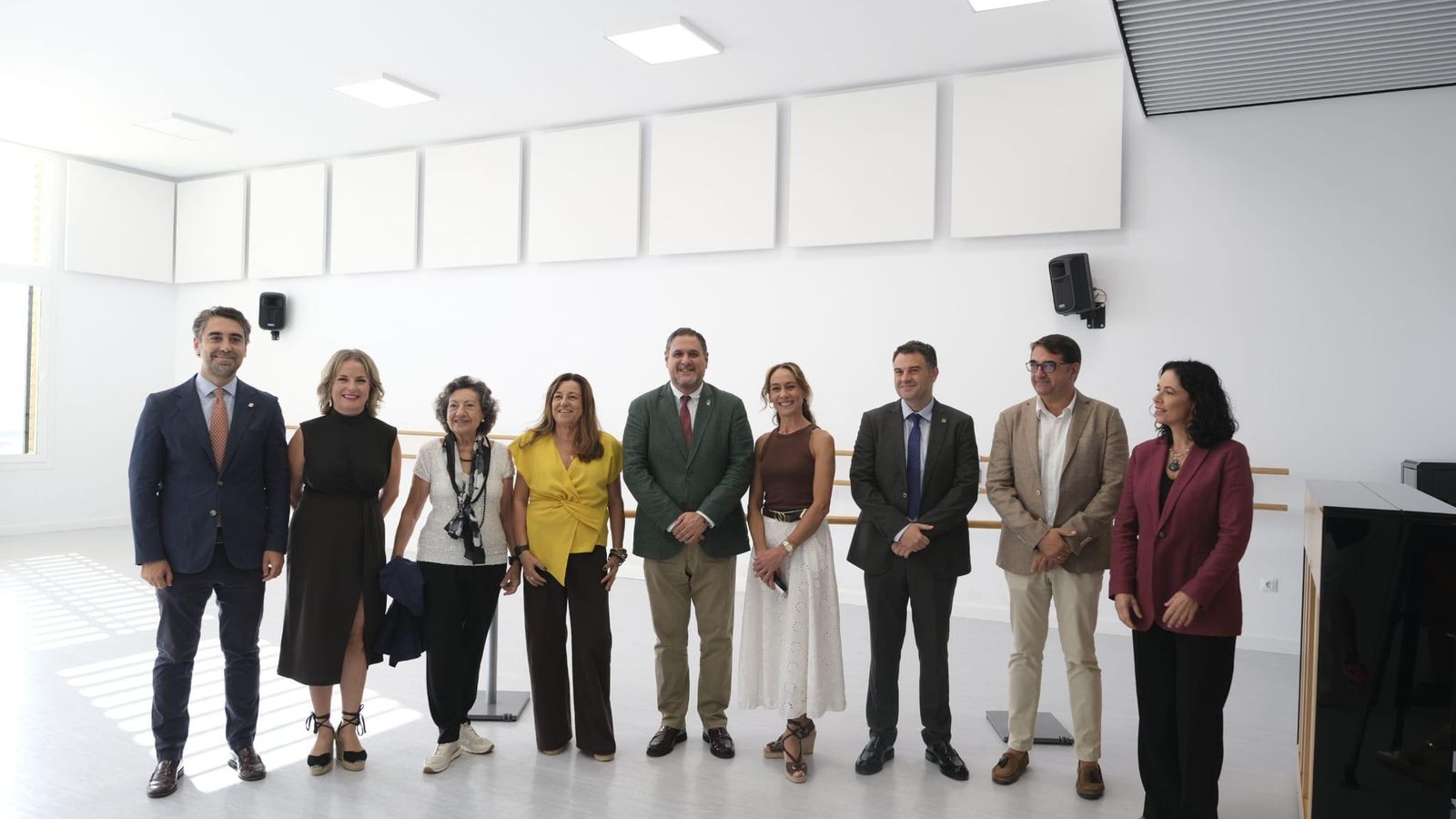 Mari Carmen Castillo Mena en el Conservatorio junto a la directora del centro, Kina Jiménez y representantes institucionales de la capital