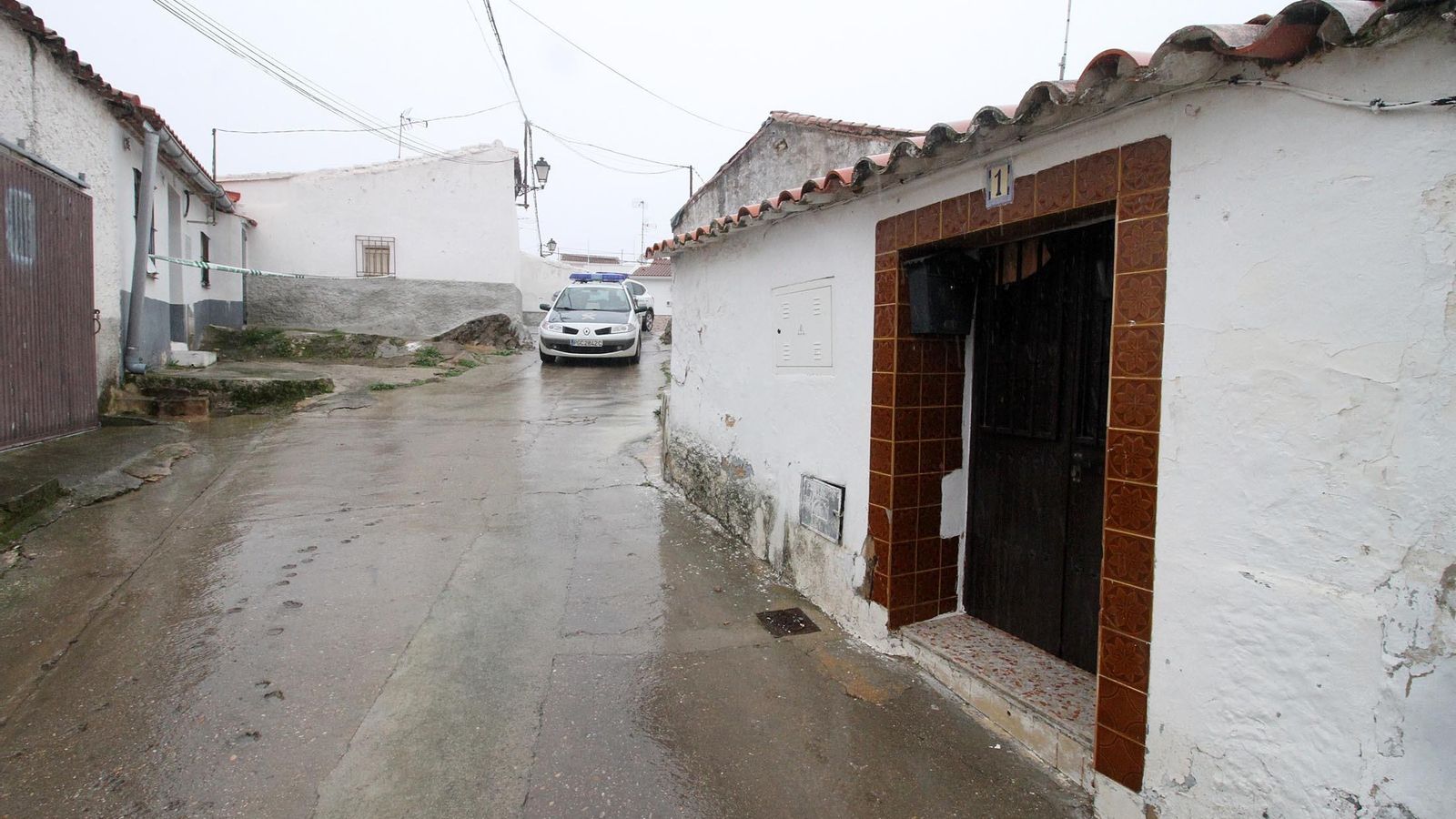 A la izquierda, la casa de Laura precintada; a la derecha, la de Montoya, vigilada por una patrulla.