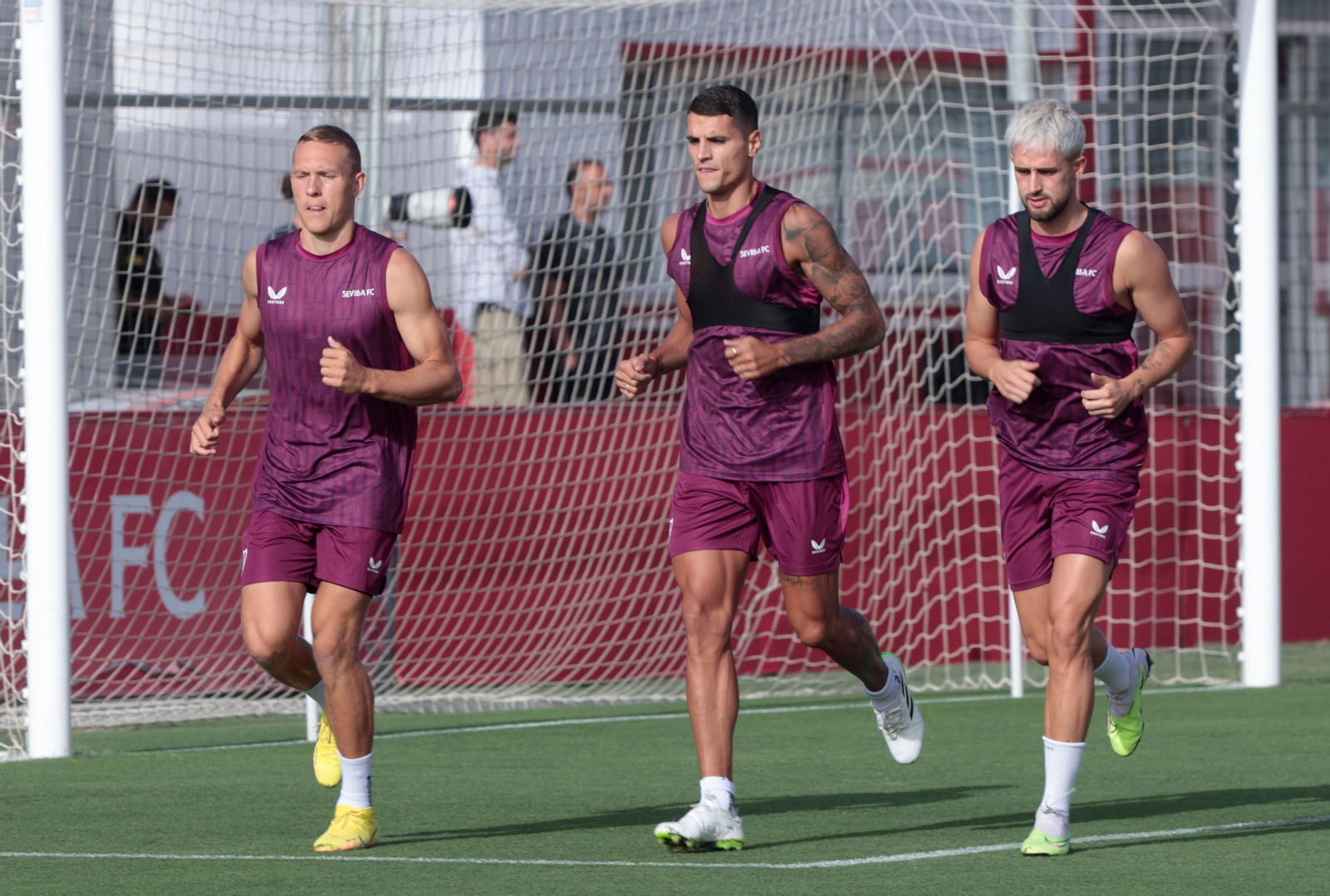 Lamela hace carrera continua entre Augustinsson y Januzaj.