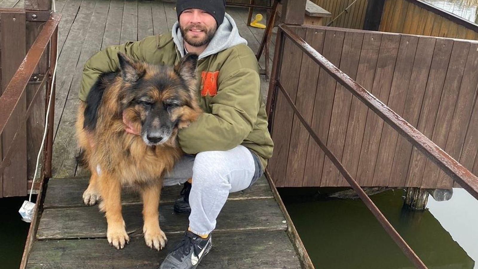 Maxim posa con su perro en los primeros días de guerra.