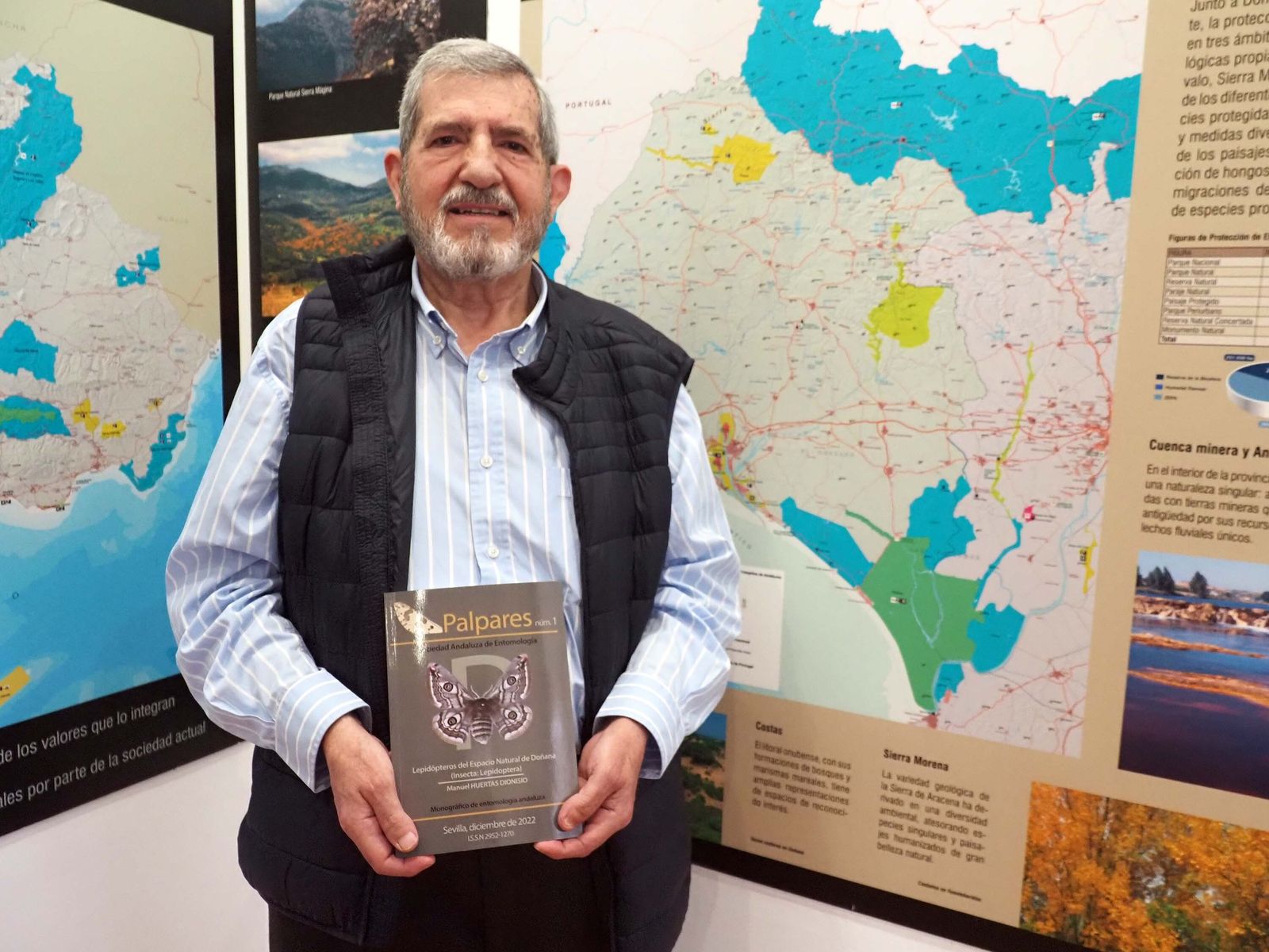 El entomólogo onubense Manuel Huertas muestra su libro