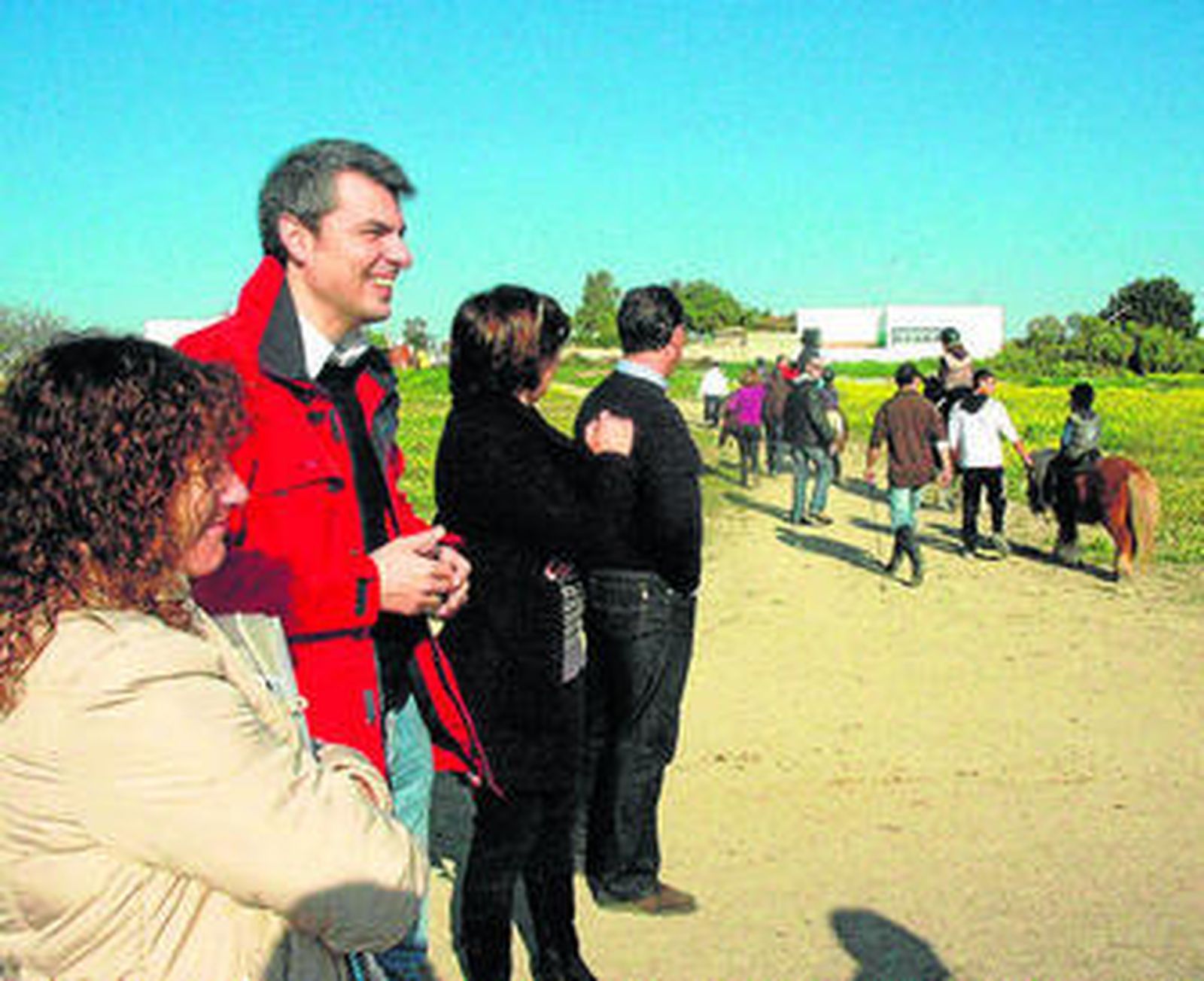 Romero, ayer, durante su visita a la Asociación Hípica de San Fernando.