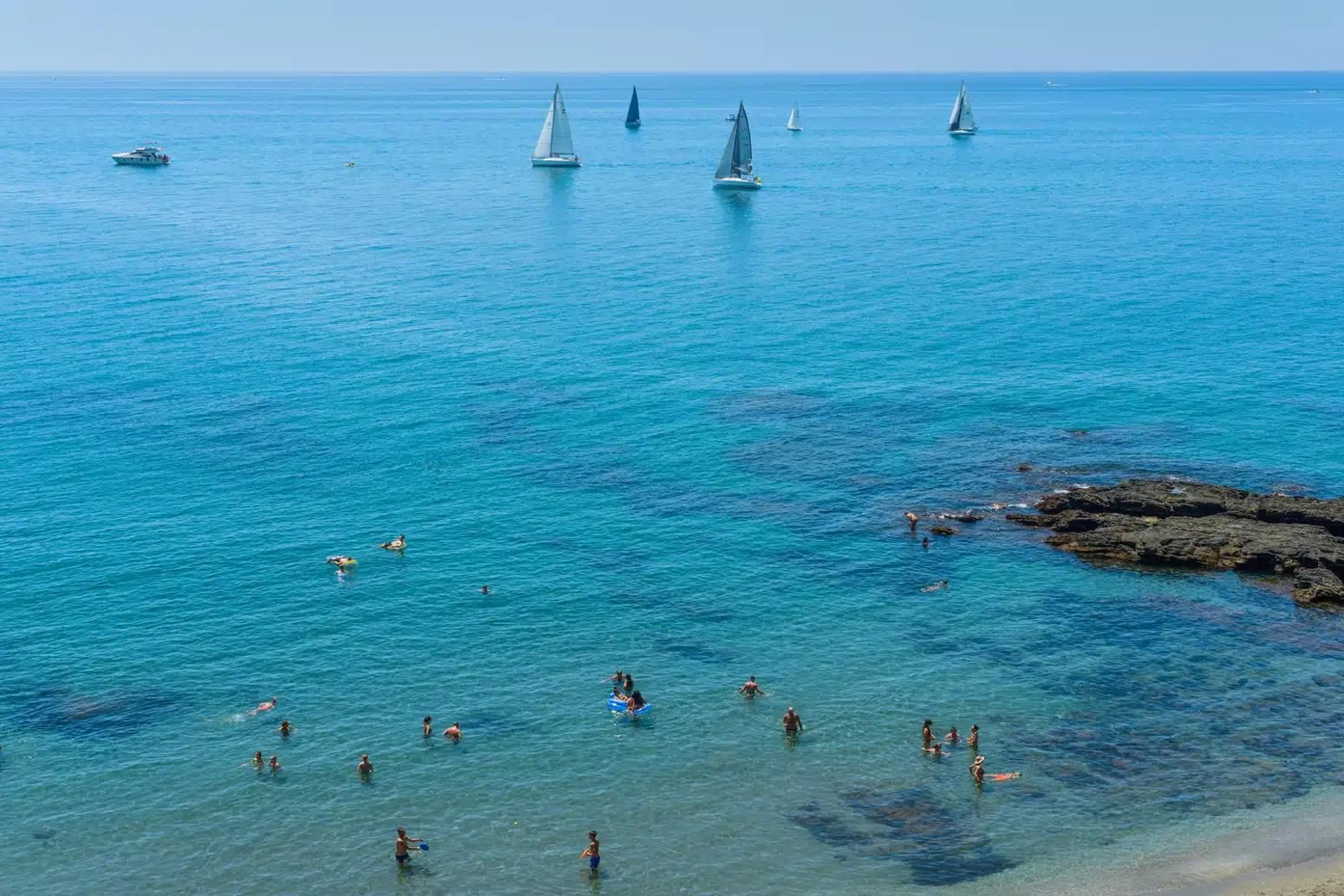 Así se ve desde arriba la playa de Torremuelle, en Benalmádena. Así se ve desde arriba la playa de Torremuelle, en Benalmádena.