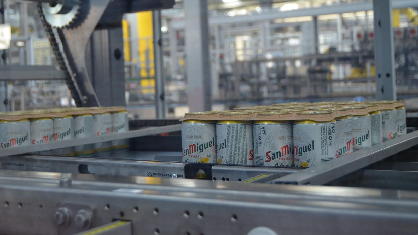 Línea de producción de Mahou en Málaga.