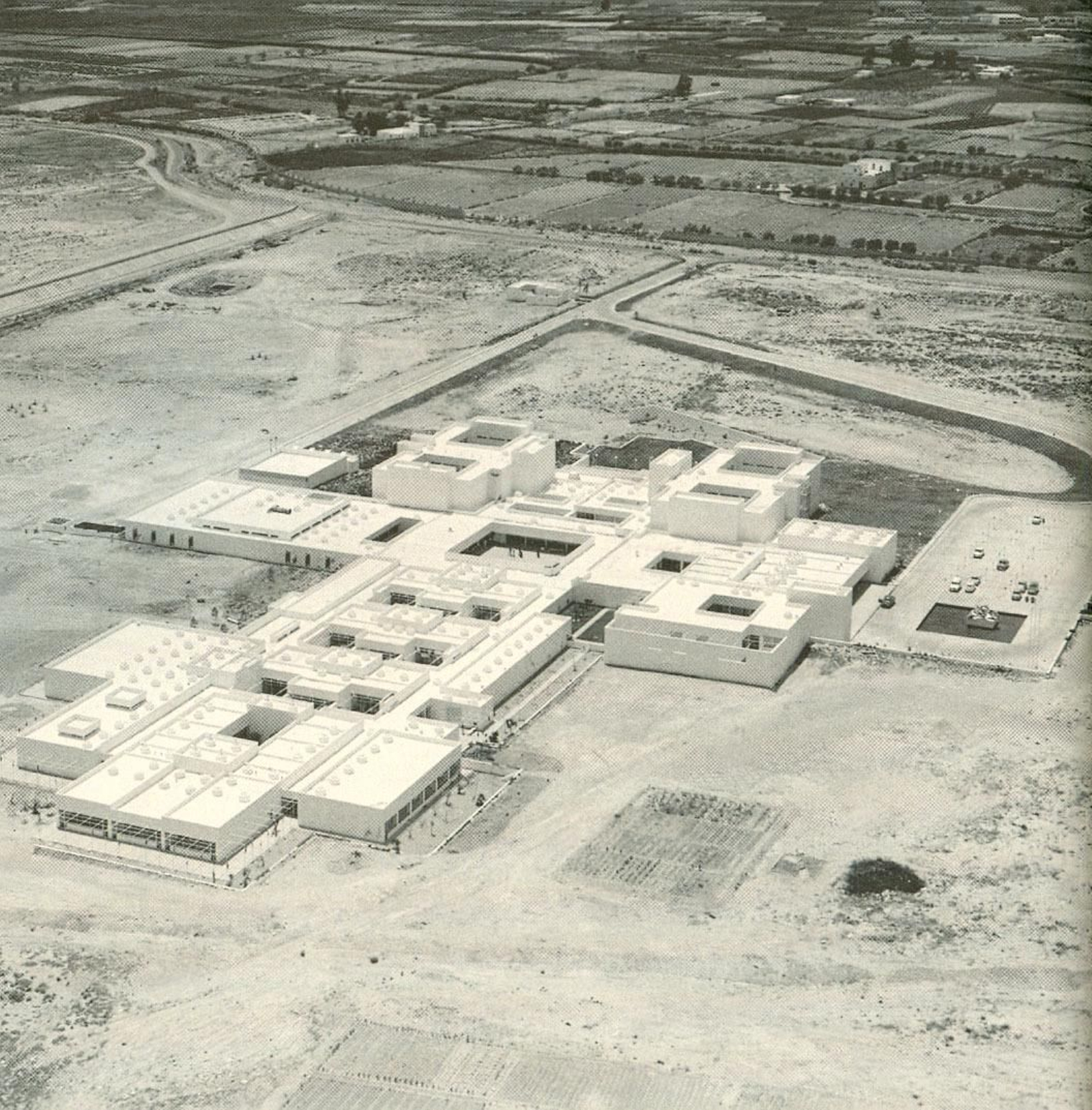 Vista aérea de la antigua Universidad Laboral al poco de ser construida y con las cubiertas encaladas