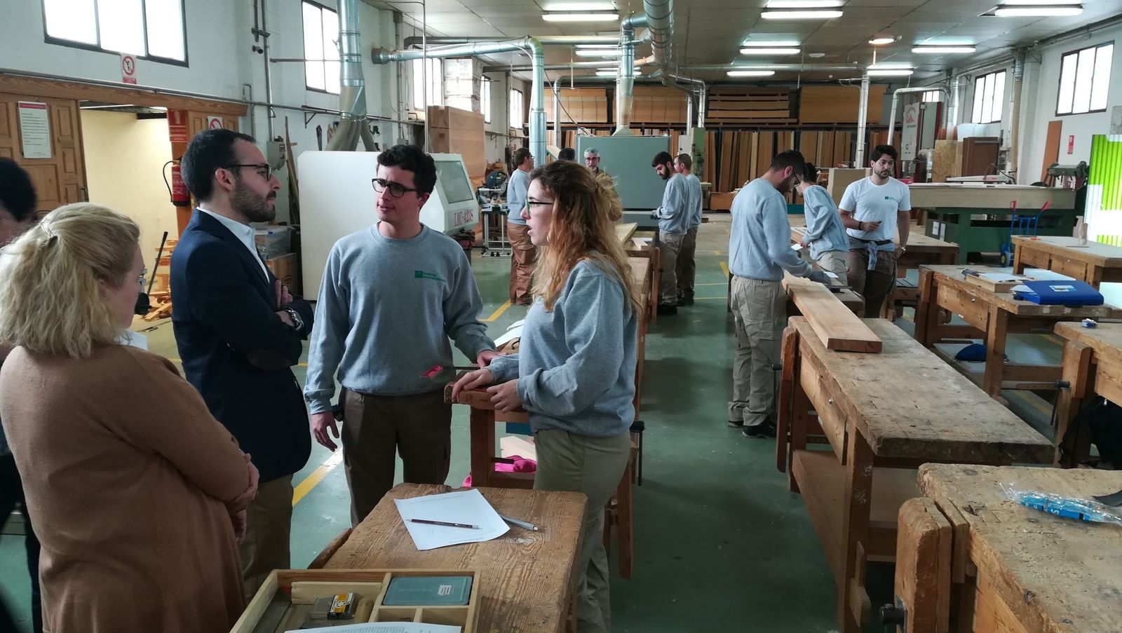 Ángel Herrados conversa con alumnos de la Escuela de la Madera.