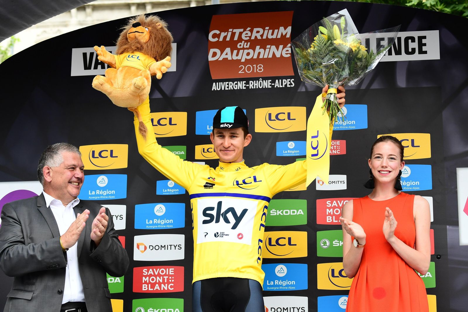 Michal Kwiatkowski, en el podio con su maillot amarillo de líder.