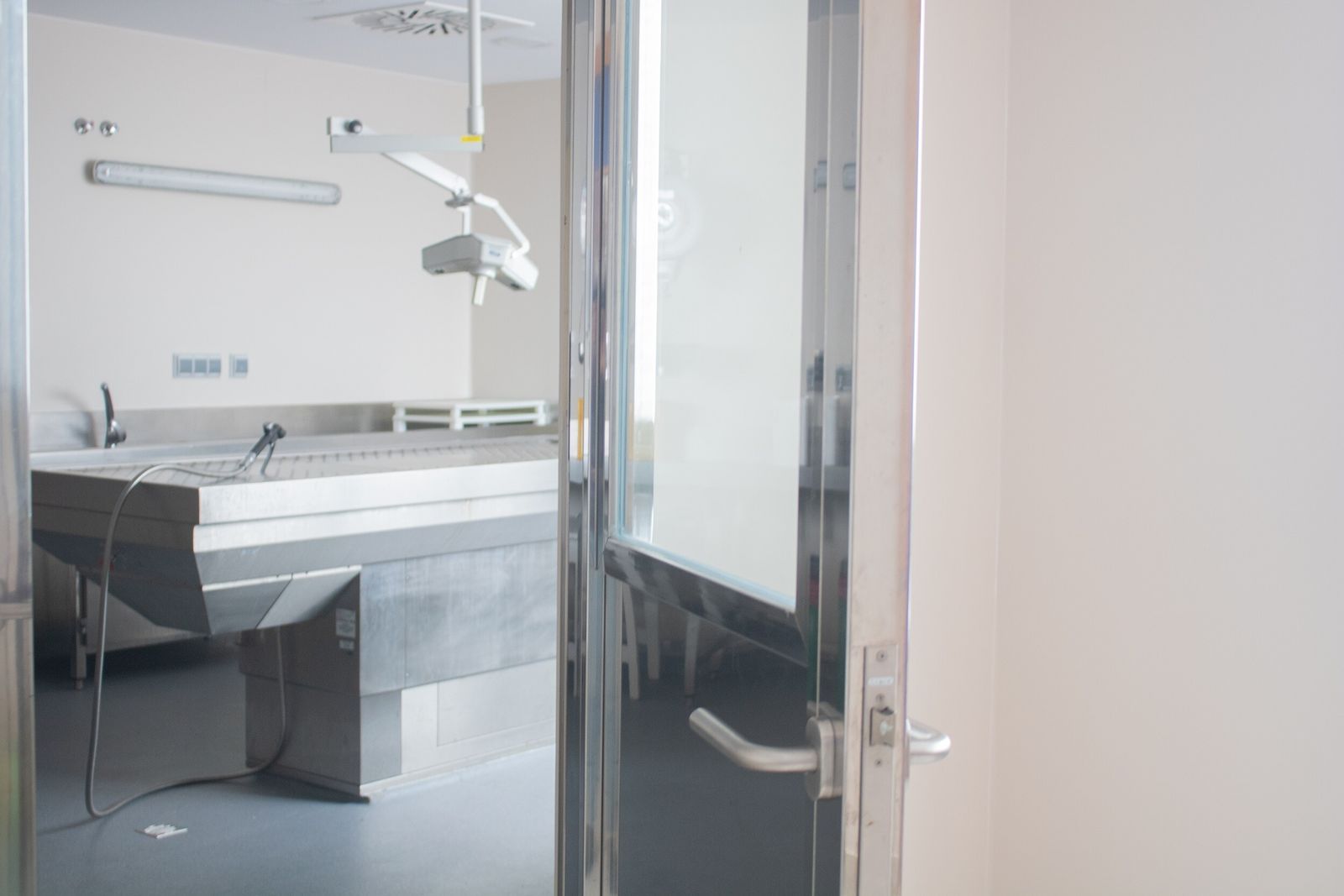 Una de las salas del Hospital Virgen del Rocío donde se harán las autopsias clínicas de los fallecidos por Covid