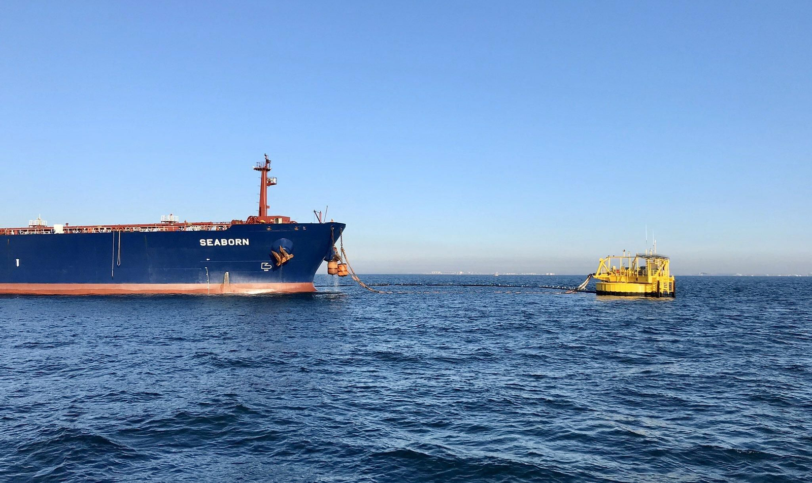 Un buque amarrado a la monoboya exterior.