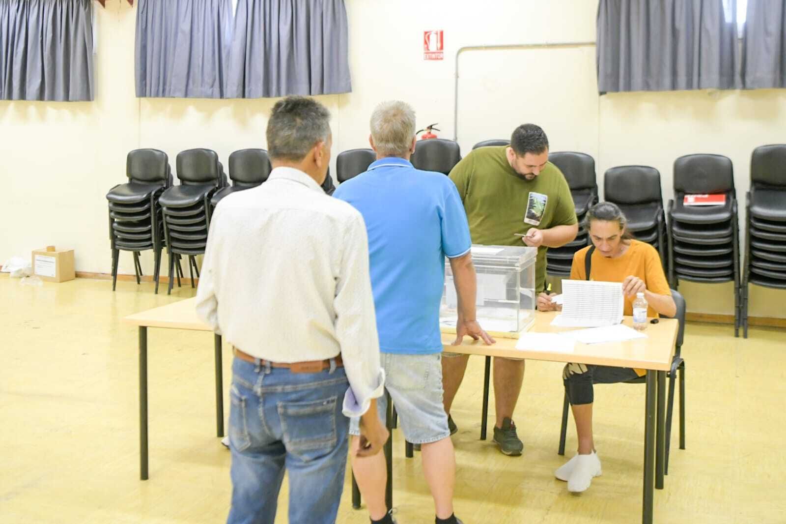 Fotos: Así están siendo las colas en los colegios electorales de Granada