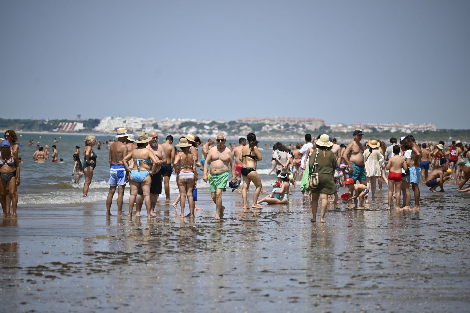 Ambiente en la playas de Huelva este sábado 22 de julio, en imágenes