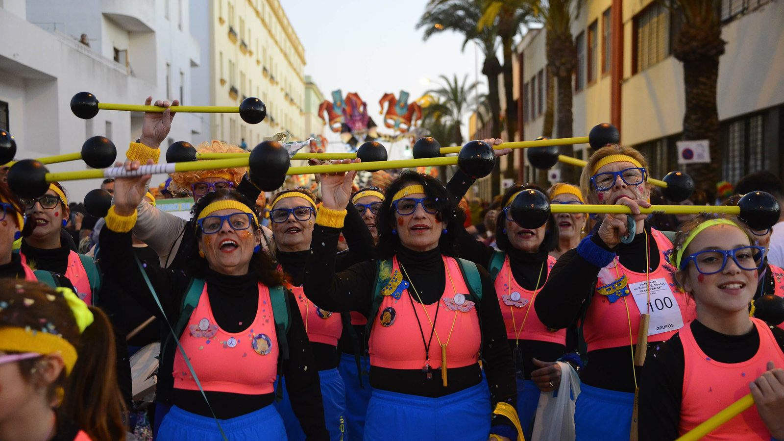 Algunas integrantes de la asociación Mujeres de Acero participan en la Cabalgata del Humor.