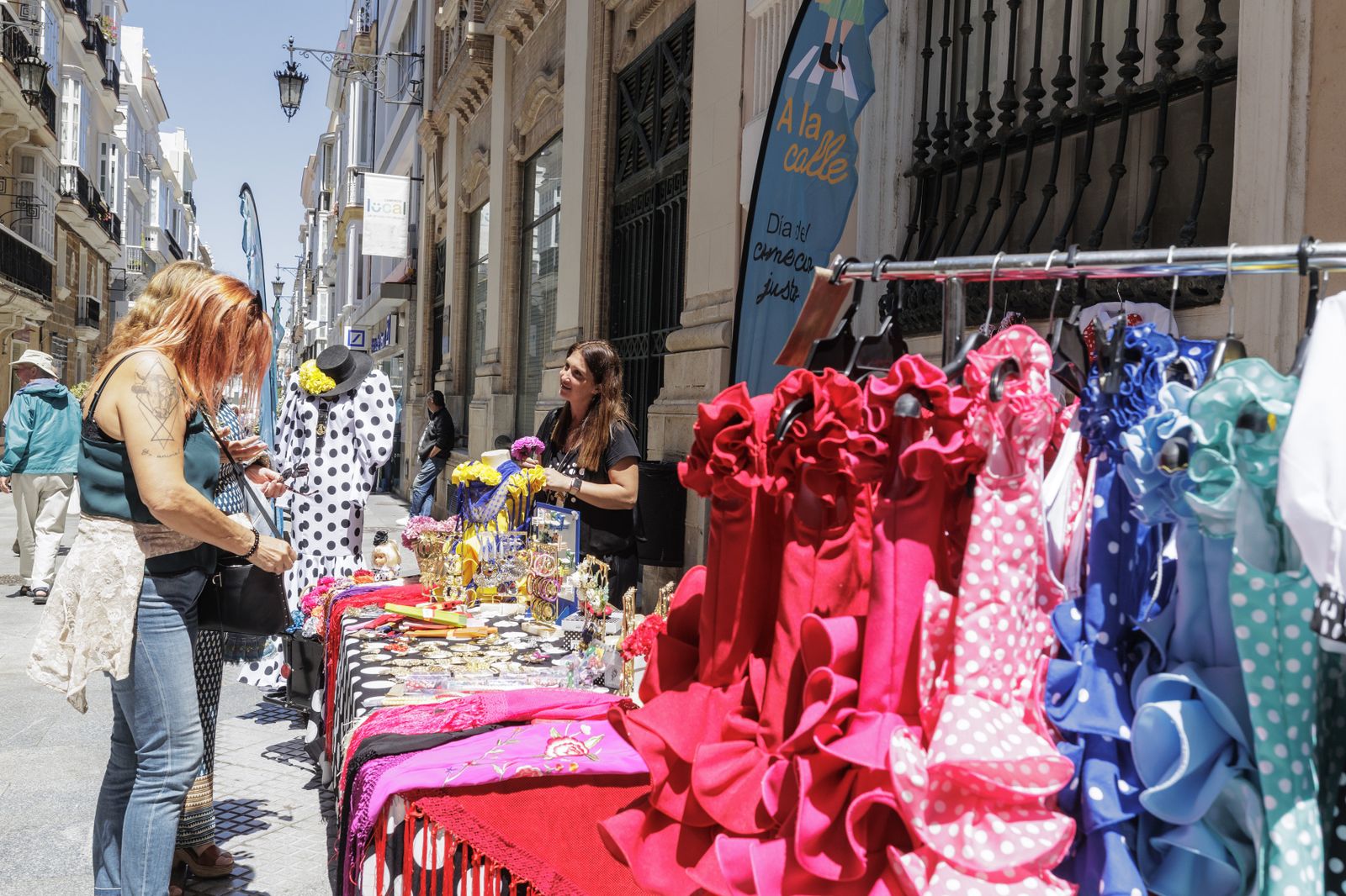 Imágenes del "Ecomercado" en la plaza de mina  y "comercios a la calle" en la calle Ancha.