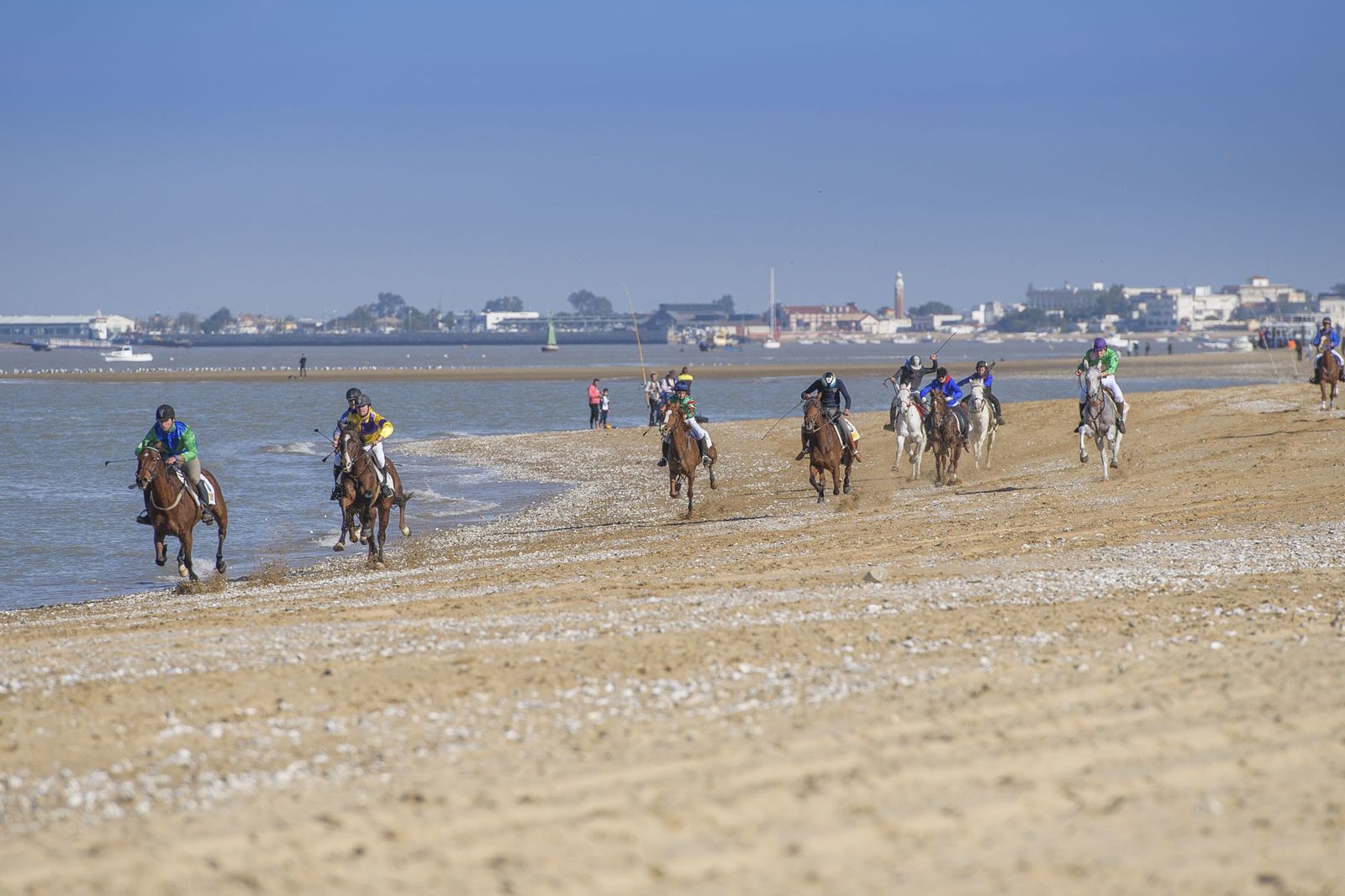 Imagen de una de las carreras de diciembre en la playa de Sanlúcar.