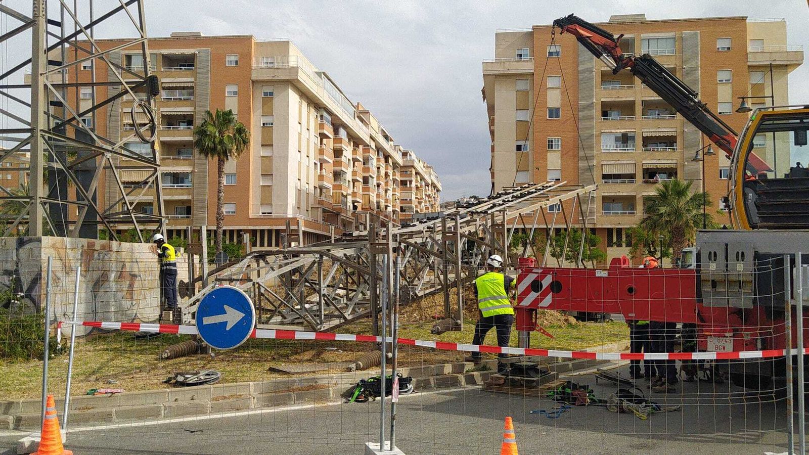Operarios en el momento de retirar parte de una torre de alta tensión en Teatinos.