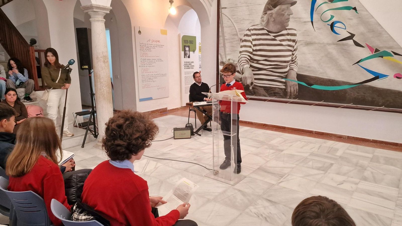 Una imagen de la lectura continuada de poemas.