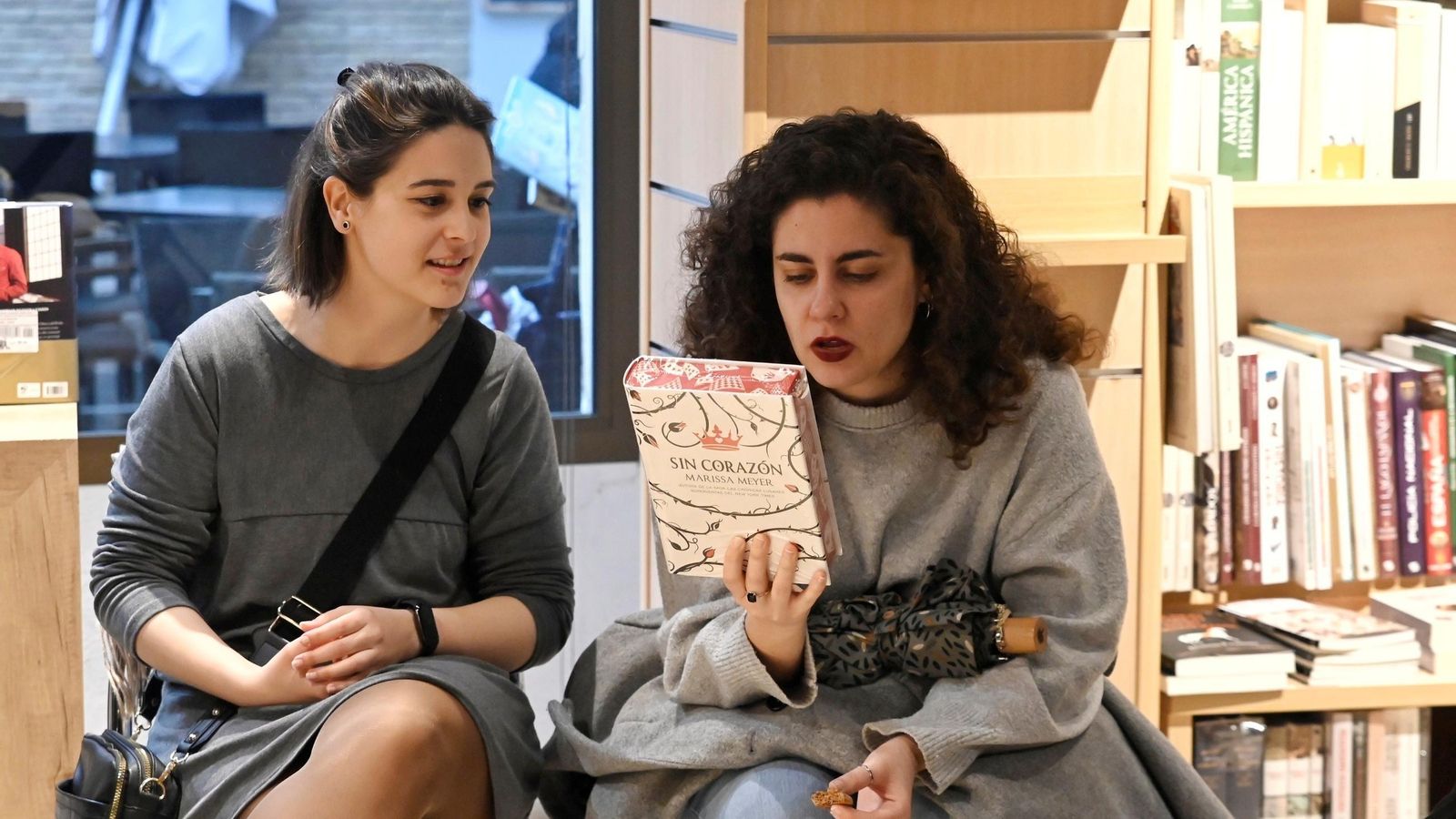 Dos integrantes del club de lectura observan la próxima lectura del mes. Dos integrantes del club de lectura observan la próxima lectura del mes.