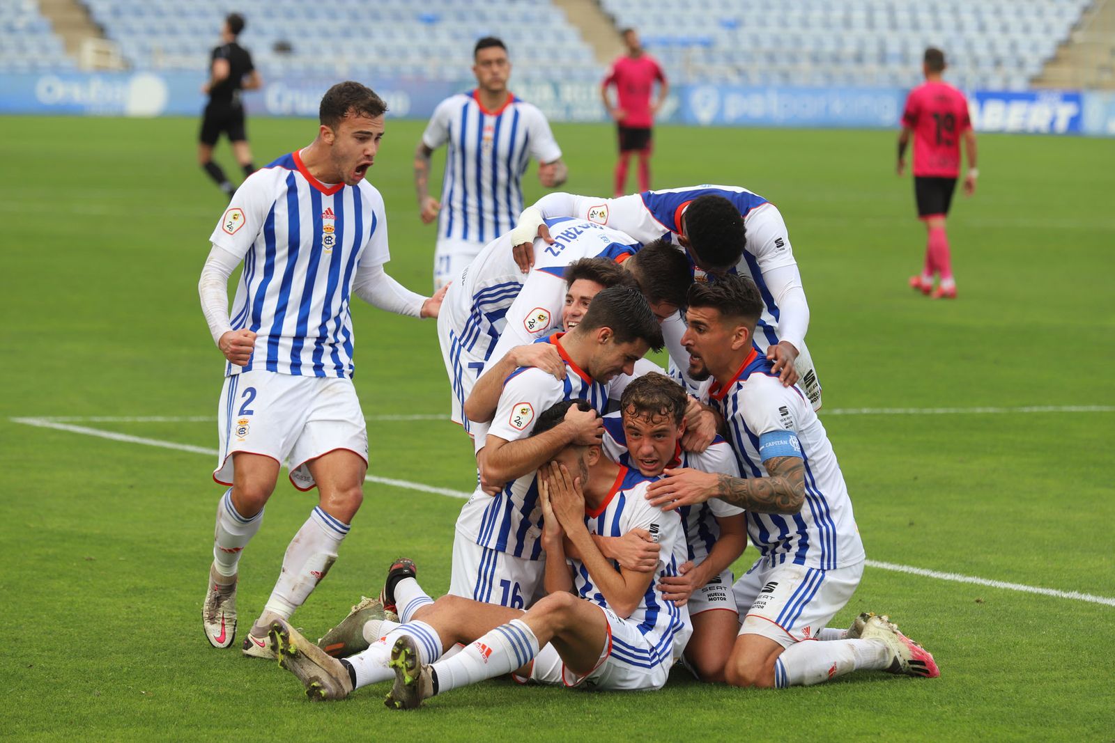 Quiles es felicitado por sus compañeros tras uno de los goles ante el San Fernando.