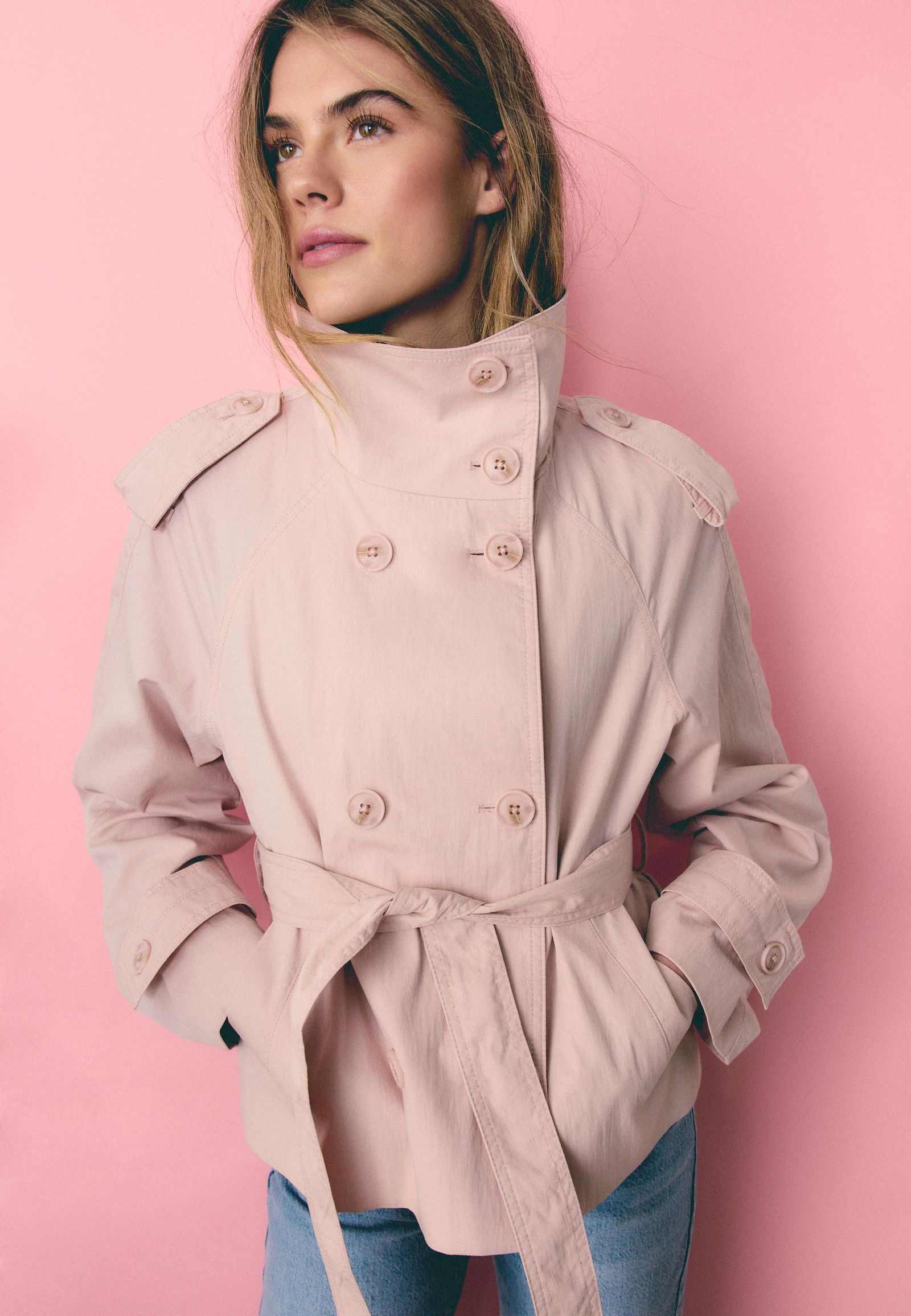Trench rosa de Stradivarius.
