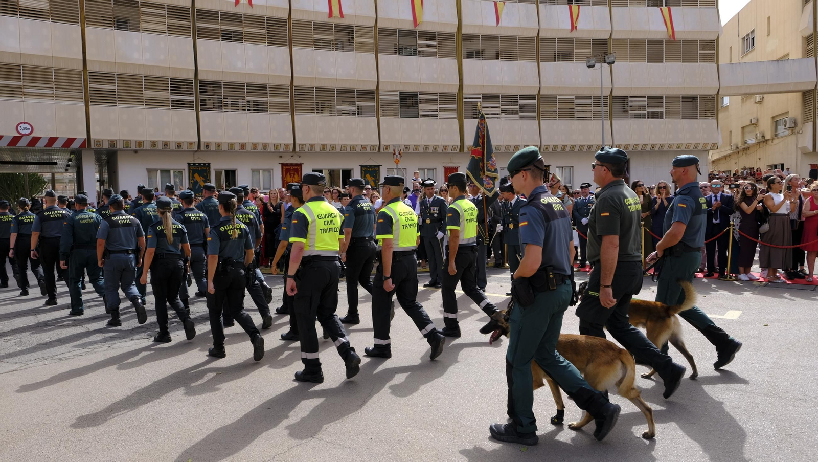 Las imágenes de la celebración del Día del Pilar en la Comandancia de la Guardia Civil de Almería