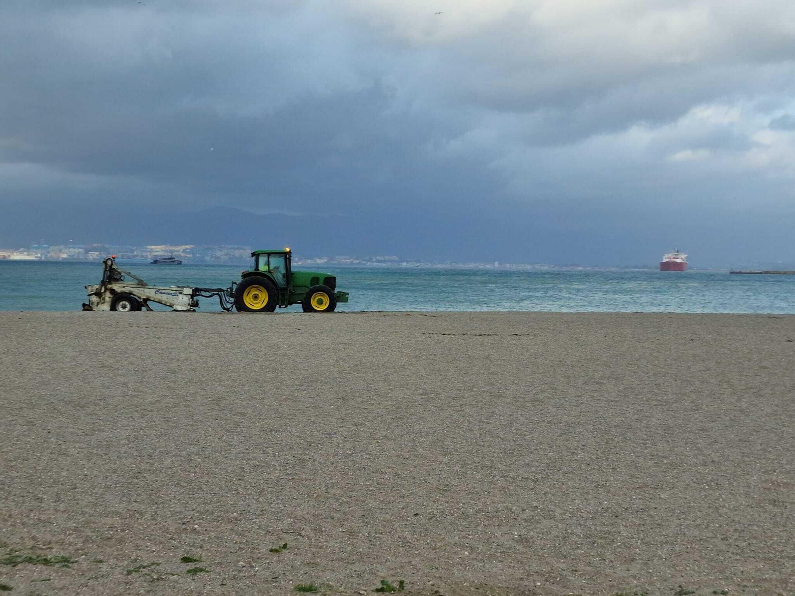 Limpieza de las playas de La Línea tras el temporal de los últimos días.