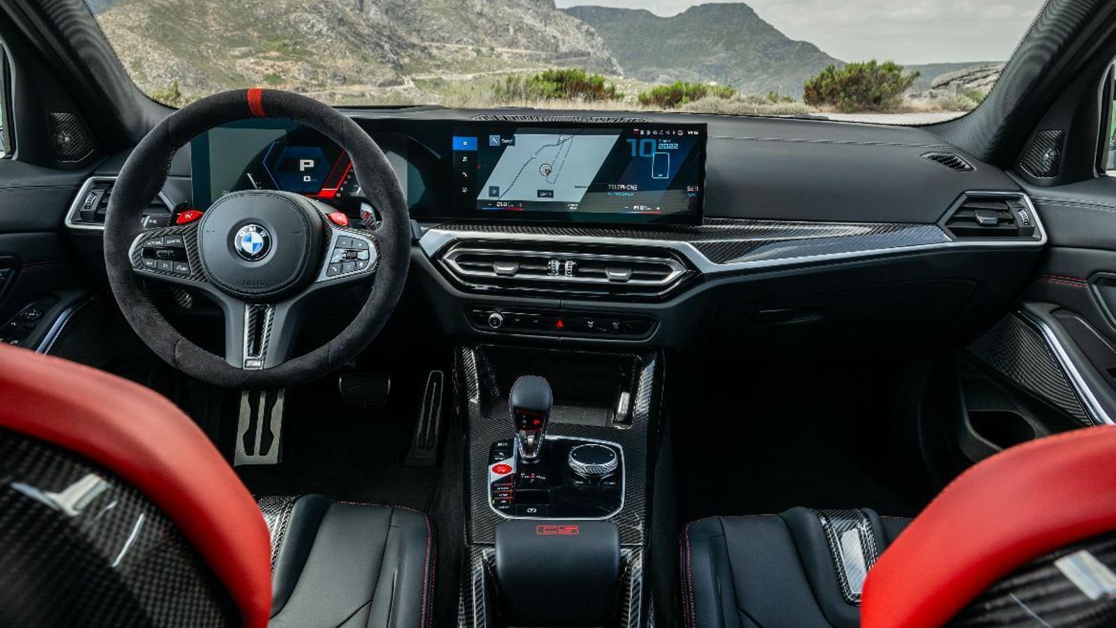 Doble pantalla bajo un mismo cristal para la instrumentación y el equipo de infoentretenimiento.