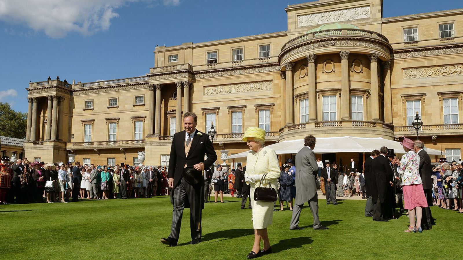 La reina Isabel II, en una de sus famosas fiestas al aire libre.