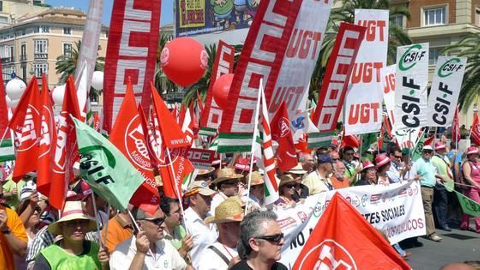 Huelga de funcionarios celebrada en Málaga contra el reajuste salarial impuesto por el Gobierno.


Foto: J.A.N.