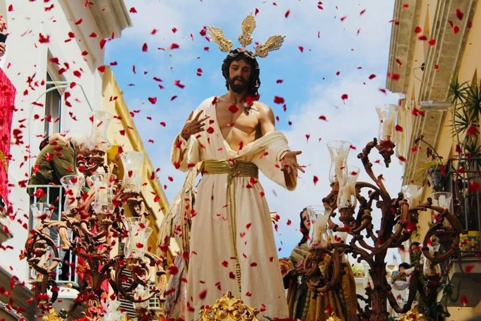 Una 'petalá' al paso del Resucitado, la pasada Semana Santa.