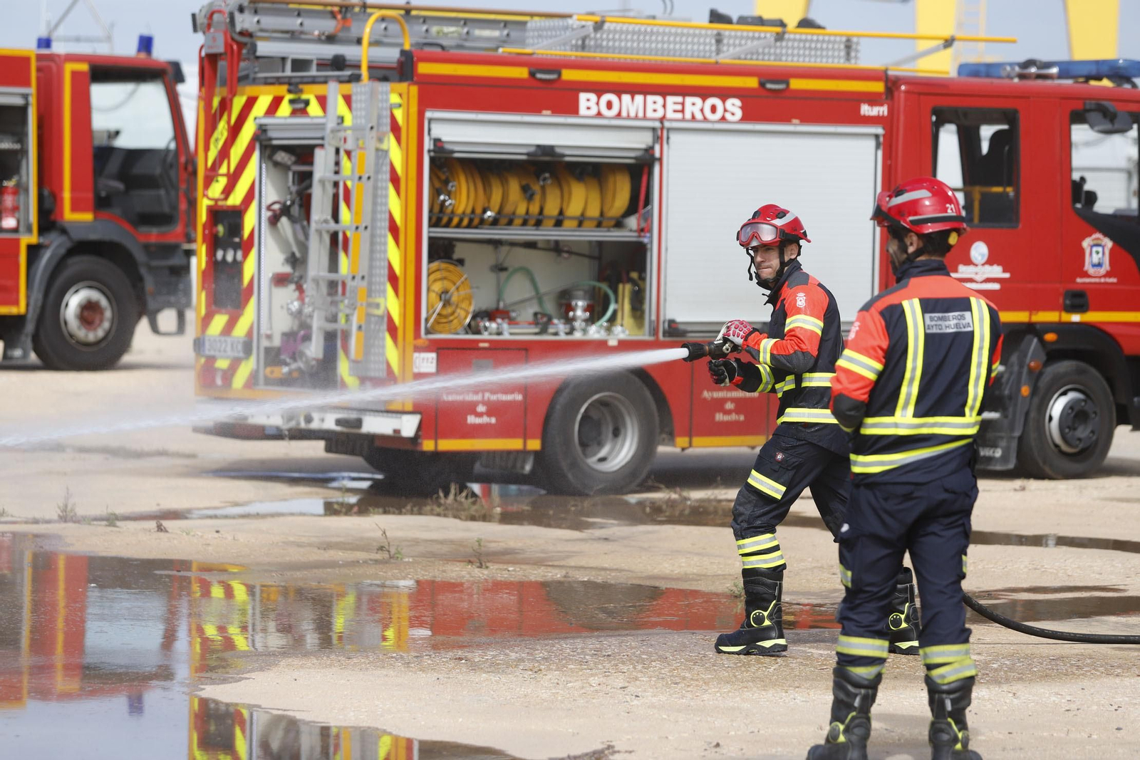 Bomberos de Huelva efectuando tareas de extinción