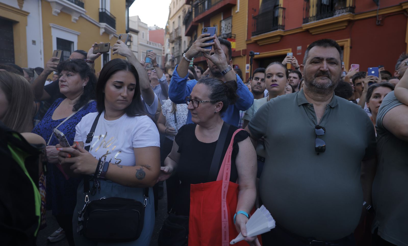 El traslado de los titulares de la Hermandad de la Redención a la iglesia de Santiago, en fotos