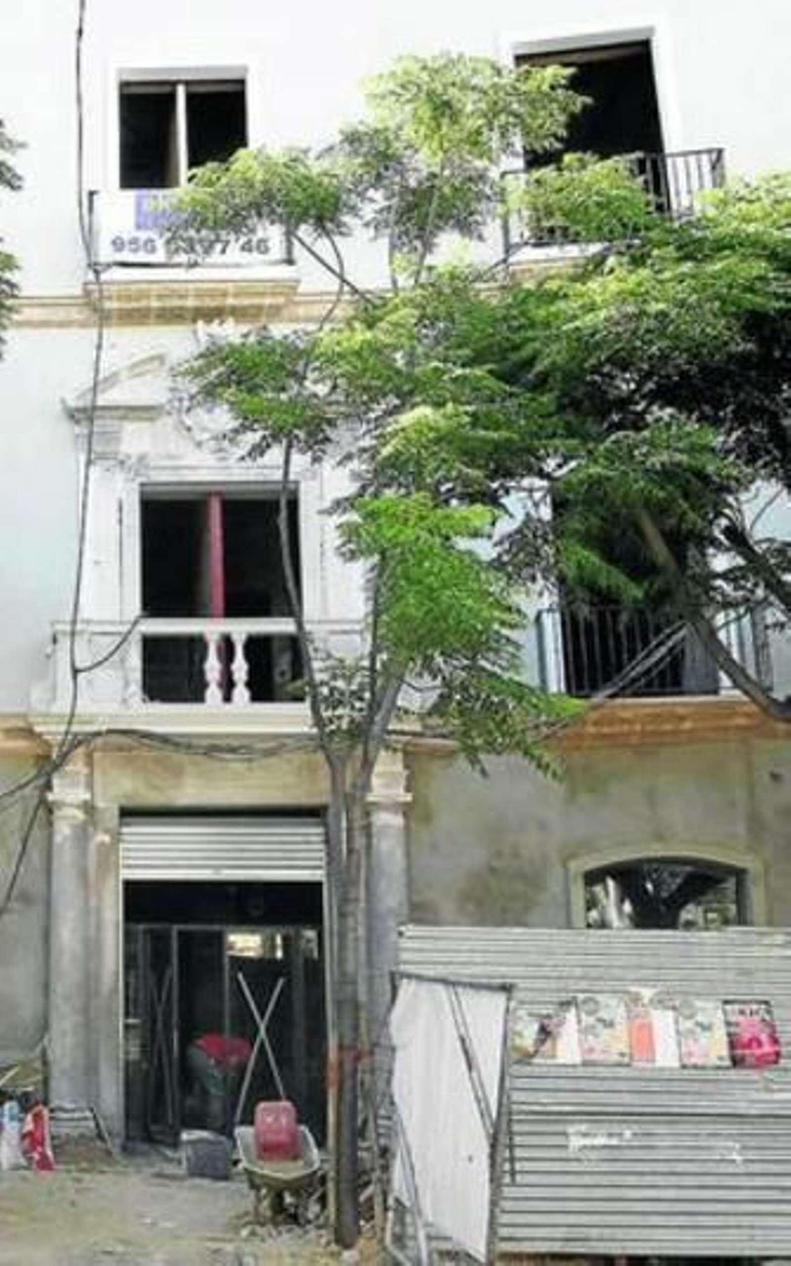 En la fotografía se aprecia el escudo, la balconada y las columnas.