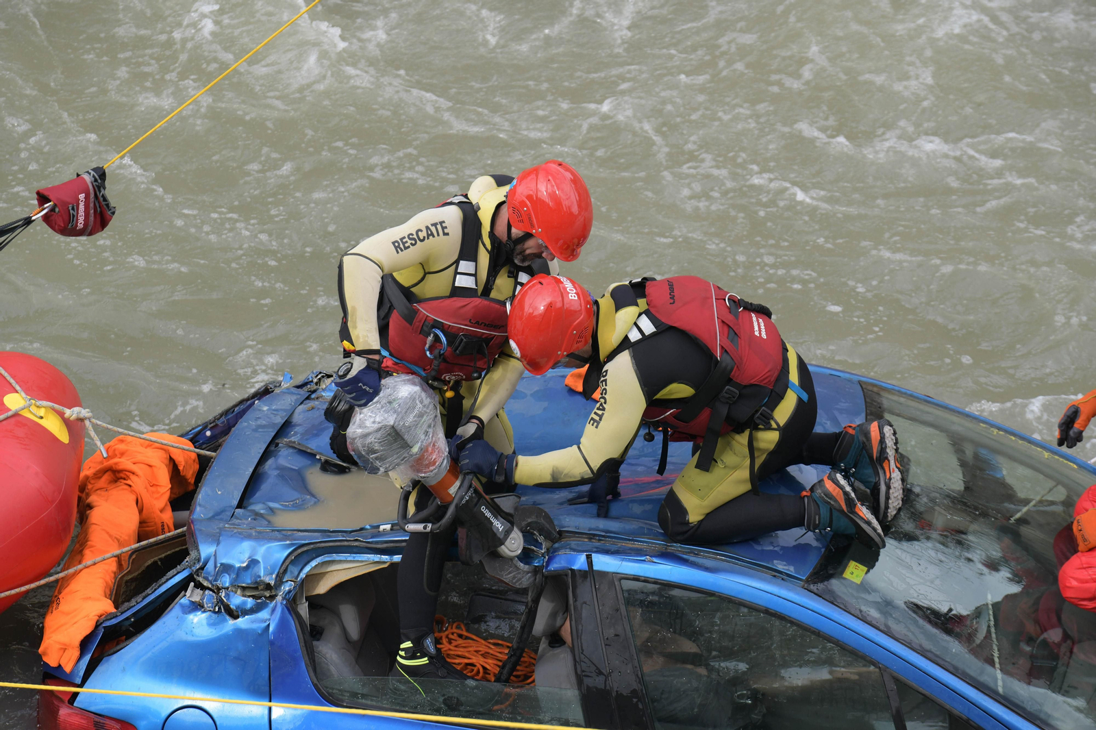 Fotos: Las mejores imágenes del simulacro de rescate de un coche accidentado en el río Genil de Granada