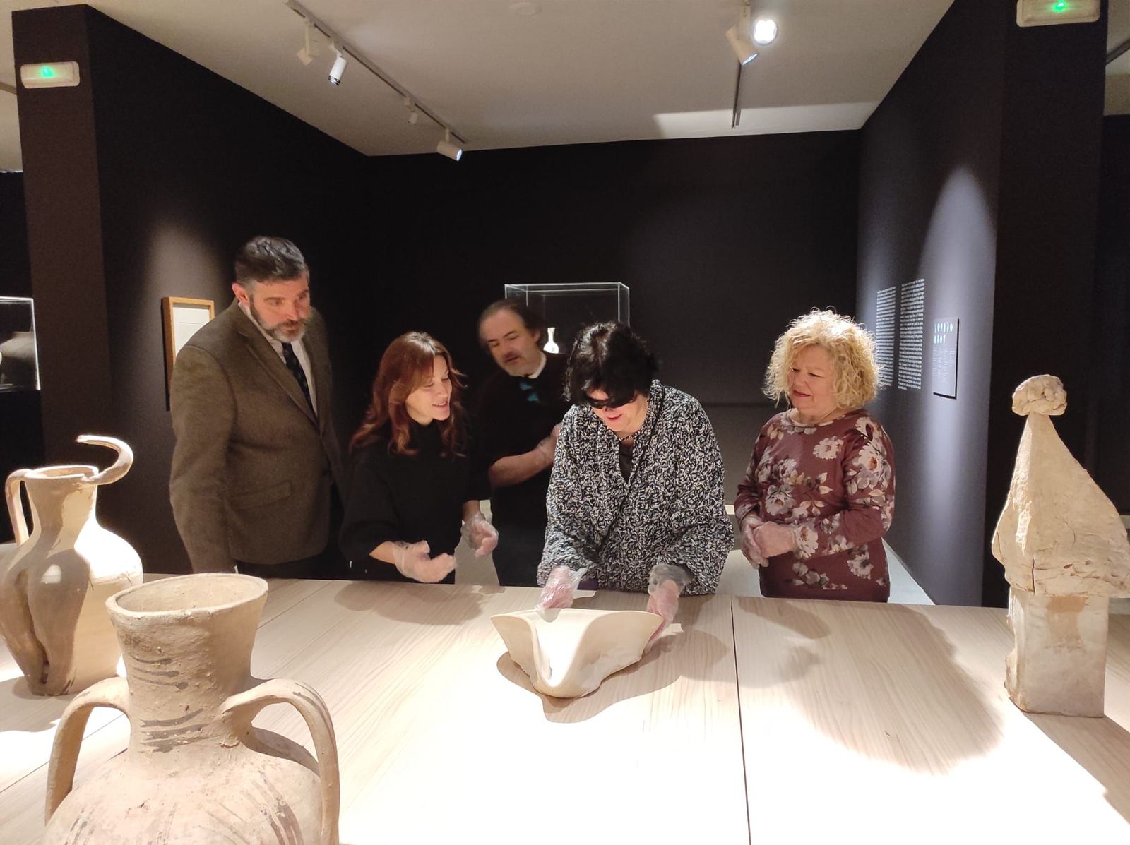 Juan José Alonso en una demostración de la experiencia ‘Arte con tacto’.