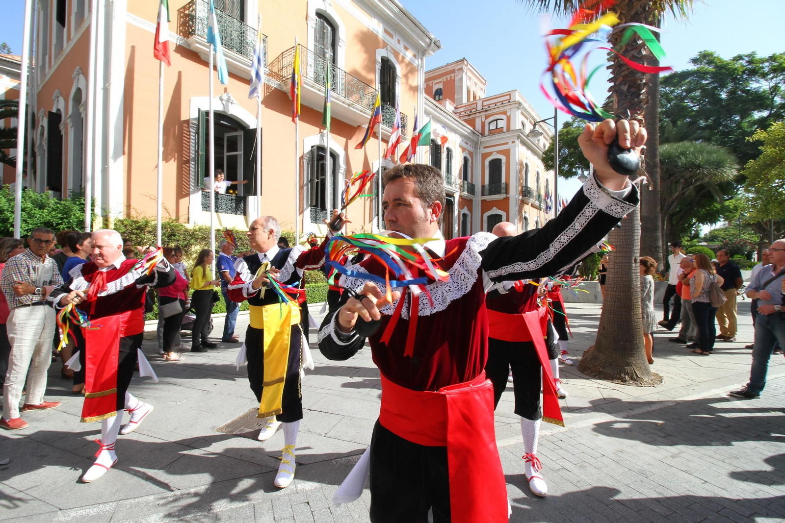 Imágenes del desfile Iberoamericano de bailes.