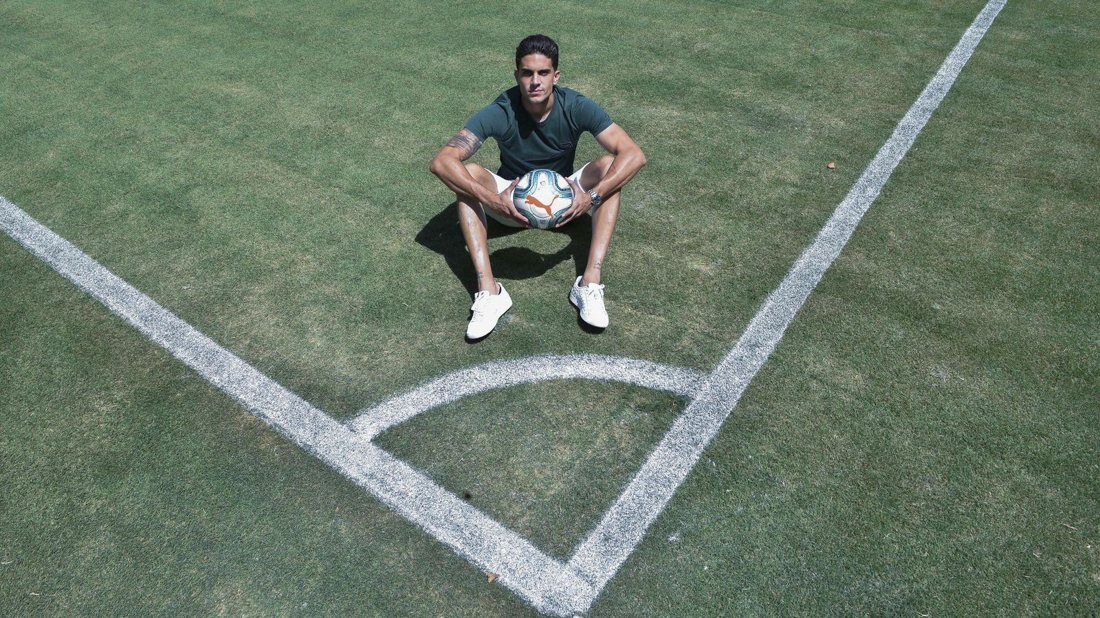 Bartra, sentado en una de las esquinas del campo principal de la ciudad deportiva.