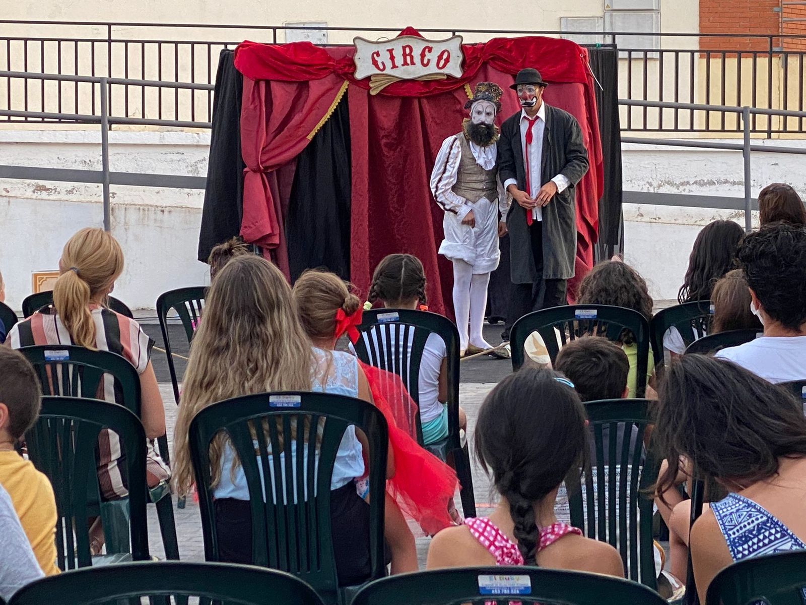 'V de Banana' divierte con su circo teatro a los menores de la Barriada de Andalucía