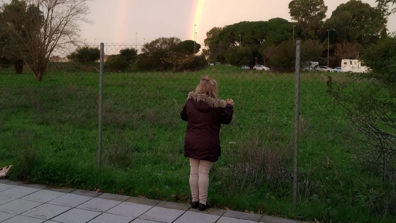 La presidenta Charo López observa los terrenos en los que está prevista la construcción del futuro centro de salud de la zona norte.
