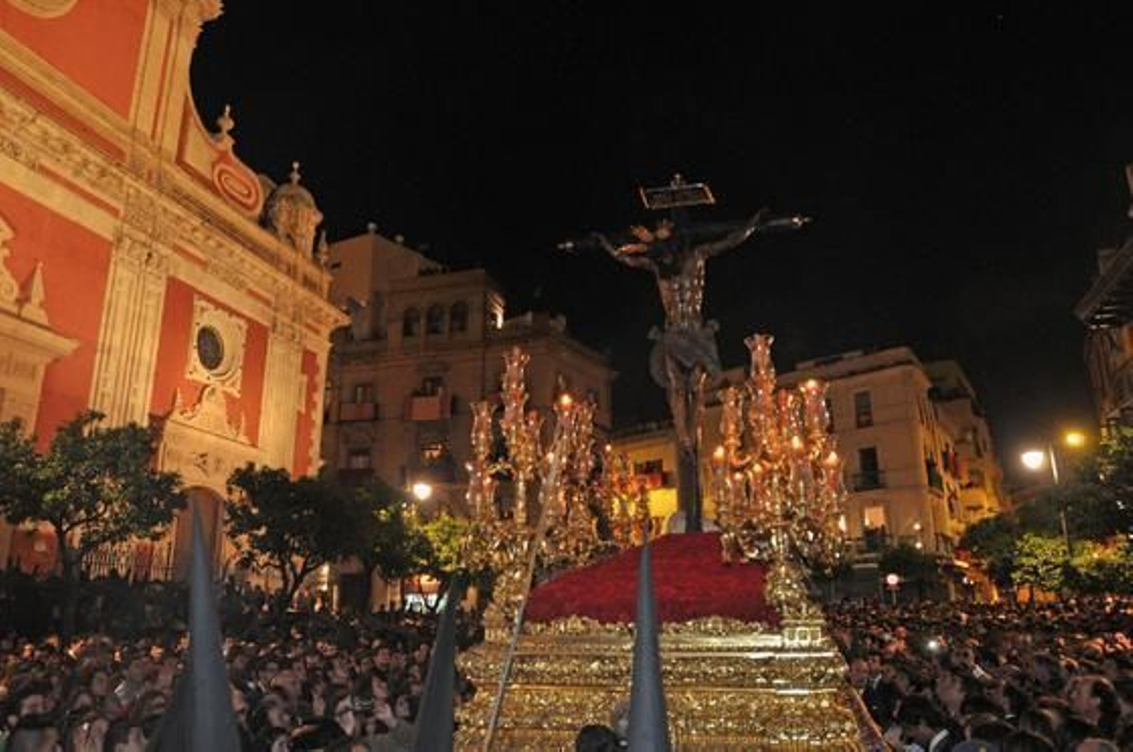 El Cristo del Amor comienza su estación de penitencia.

Foto: Manuel Gómez