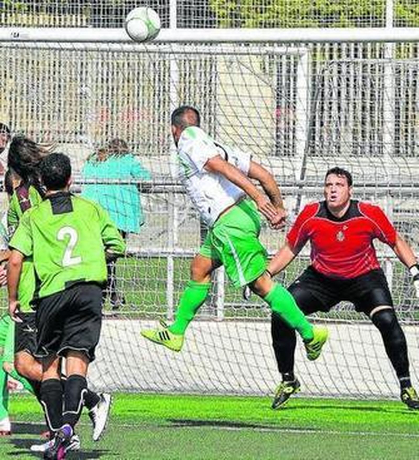 Dani Carrasco remata de cabeza contra la portería de Samuel.