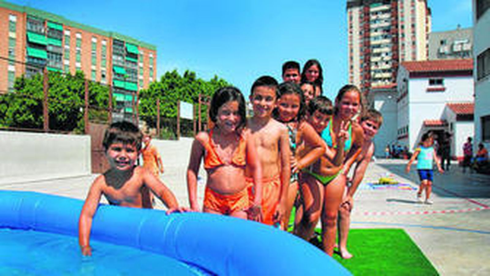 1, 2,7 y 9. Las escuelas de verano del Ayuntamiento de Granada son de gran ayuda para las familias que tienen que conciliar su horario de trabajo con las vacaciones escolares de los más pequeños.  3. El Parapanda EcoRock combina la enseñanza musical con una estancia en plena naturaleza. 4. El deporte se convierte en una de las principales actividades de las colonias de verano. 5. El Verano en la Alhambra es un clásico del estío granadino 6. Las aulas rurales de Huerto Alegre y Parapanda. 8. Los campamentos ecuestres de la Finca Malpasillo y Guadix.