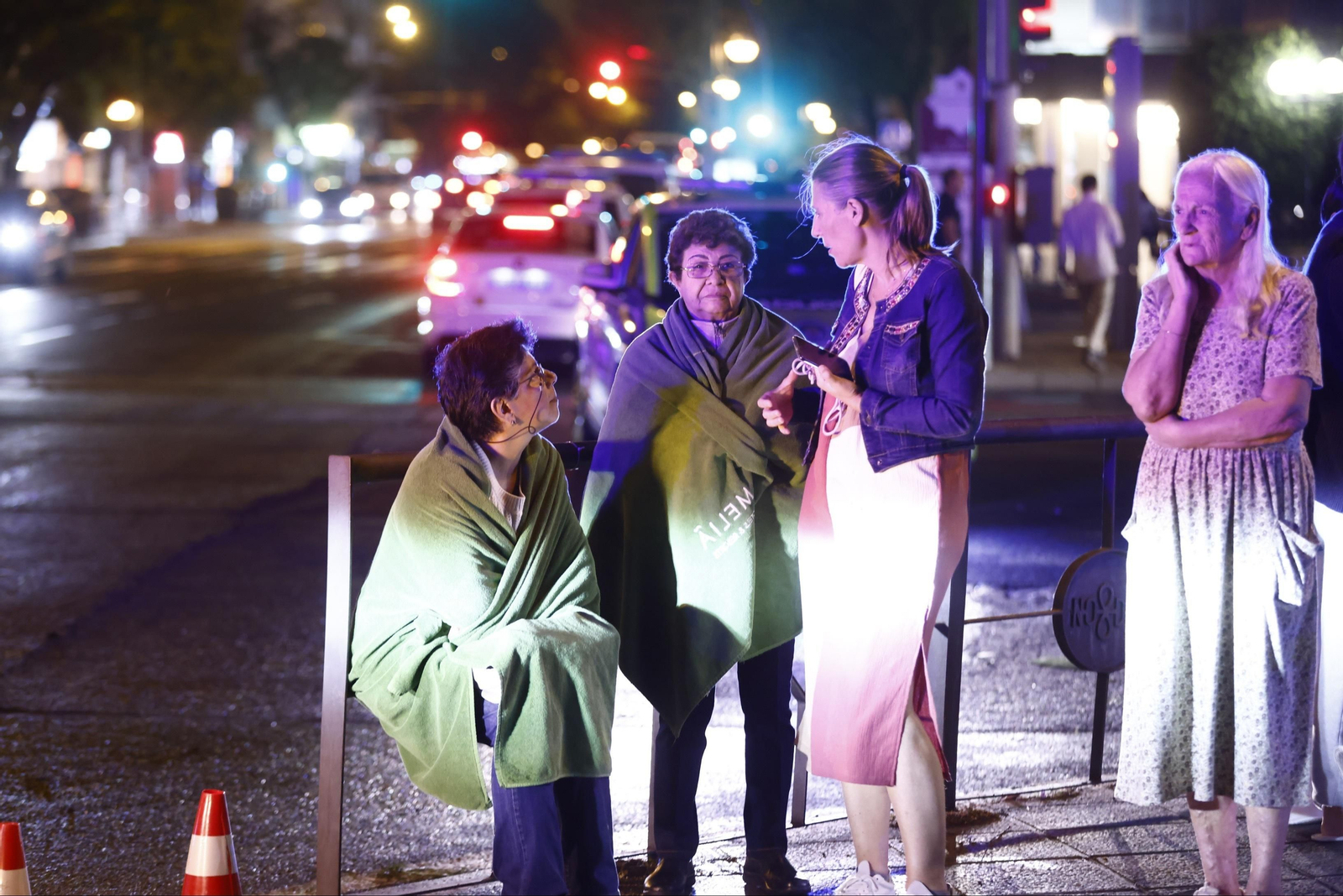 Araceli Chaparro y Rosario Fregoso, cubiertas con mantas, atienden a la periodista Carlota Muñoz, junto a María Rosa.