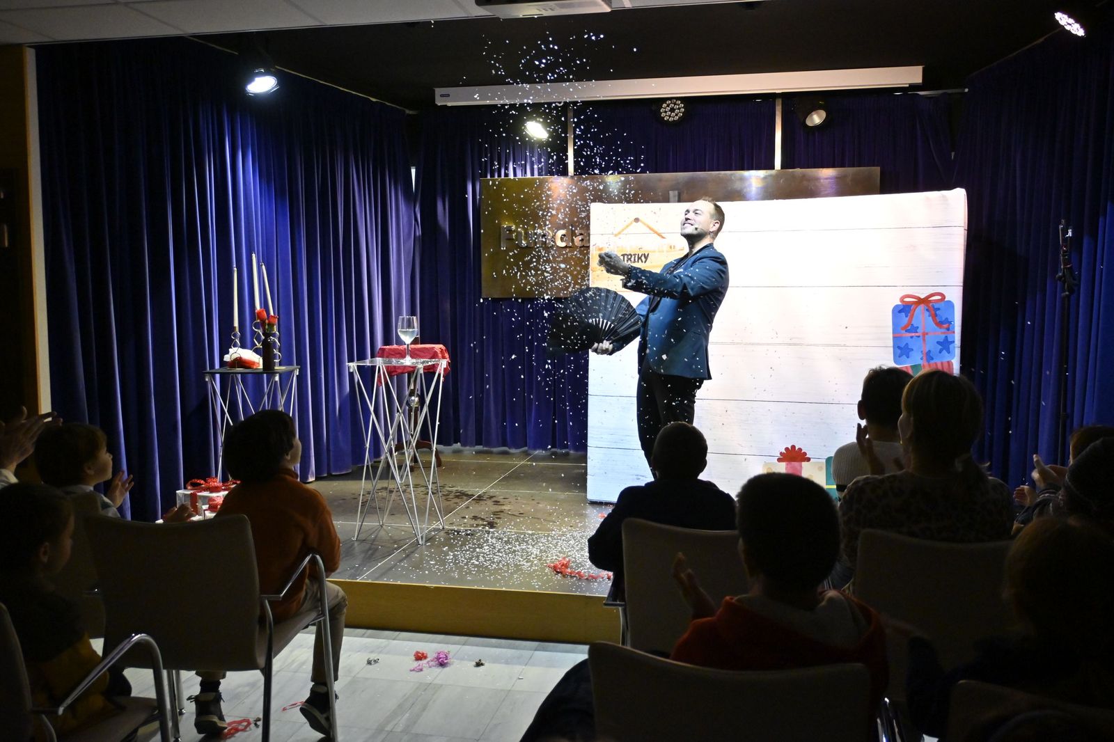 Las fotografías el taller que ofrece la Fundación Cajasol más espectáculo variado con Triky Trake