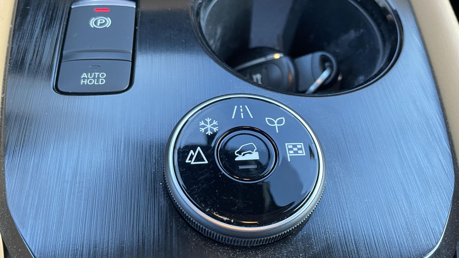 Con este mando giratorio se puede adaptar el comportamiento del X-Trail al terreno por el que se circula.