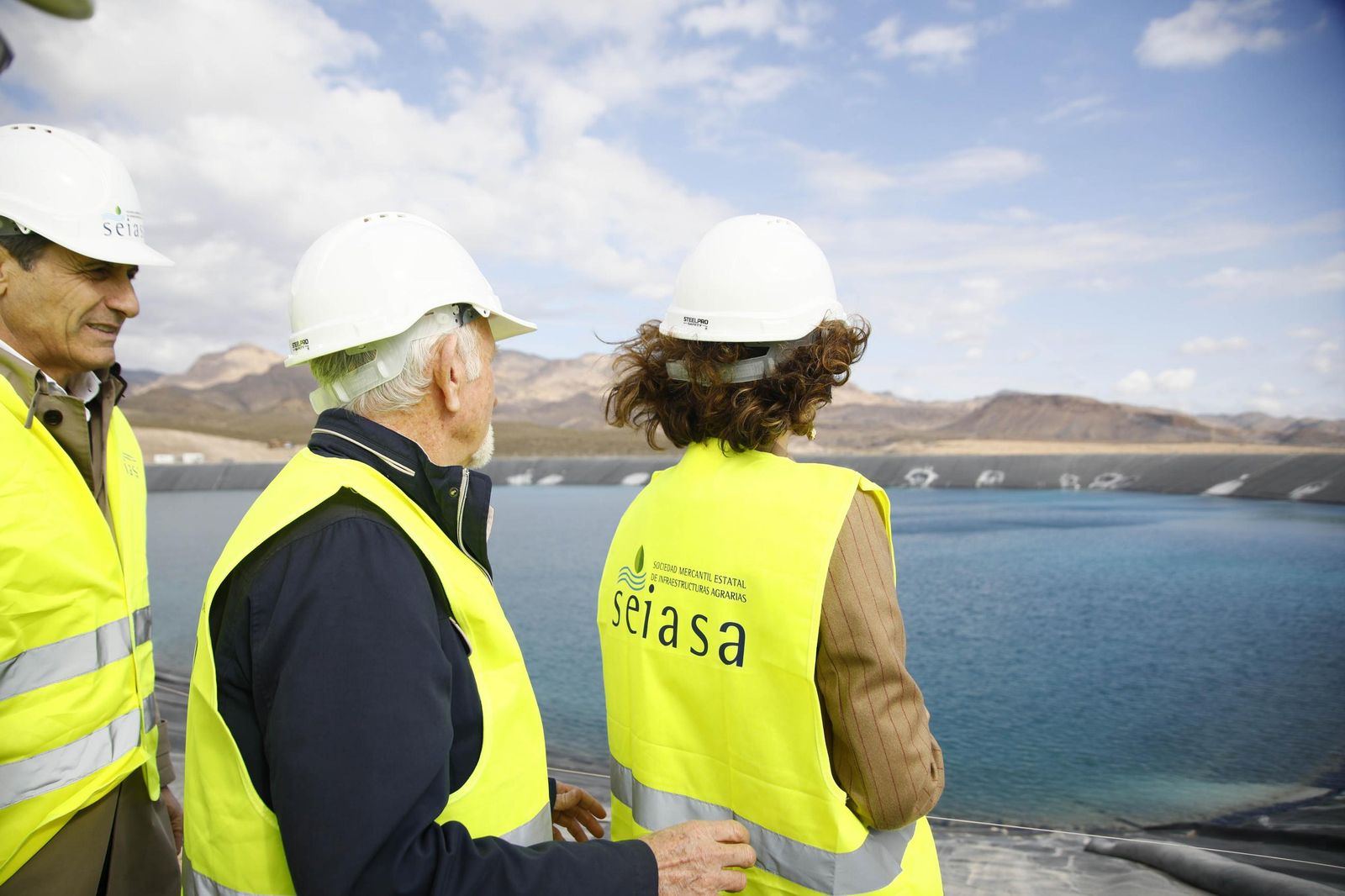 María Jesús Montero visita las obras de la balsa general de regulación de la Comarca de Usuarios Aguas de Níjar, en imágenes